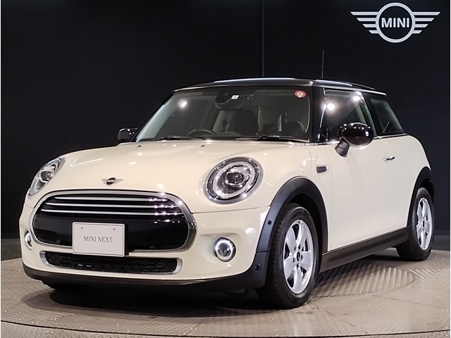 MINIのフロントグリルのデザインはイギリスで生まれた当初から、シルバーのサイドバーが折り重なった伝統的なデザインで御座います。その伝統はBMWのお車になってからでも少しずつ形を変えて守られております