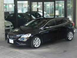 ボルボ V40 T3 インスクリプション 0.9パーセントローン　黒革　純正ナビ