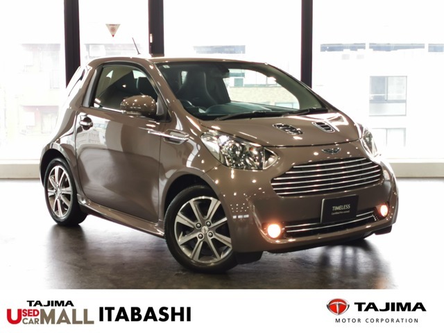 世界で150台限定販売のトヨタ×アストンマーティンのコラボレーション車両になります。ベース車両はトヨタIQですが内外装をアストンマーティンの工場で手作業で制作しています。