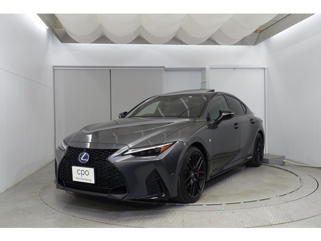 レクサス車らしい細部までこだわった高級感と見る人を一目で虜にするエモーショナルな魅力を持ち合わせております。