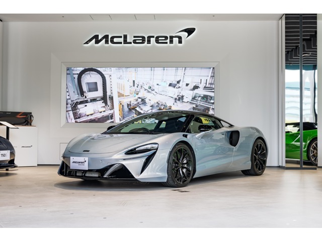 McLaren初の量産型プラグイン・ハイブリッドモデルのARTURAが入荷致しました。