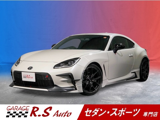 トヨタの人気クーペ、GR86、入荷しました☆彡6速ミッションのお車で、車との一体感をより感じることができます。TVナビ・バックカメラ・ETC車載器などの基本装備もバッチリ！黒基調のカッコいい車内です。
