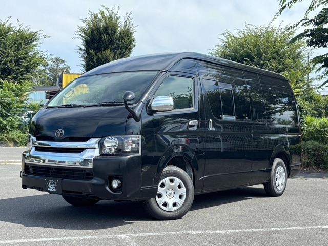観光送迎にも対応可能な10人乗りディーゼル4WD。普通免許OK。