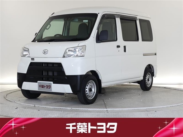 厳選された中古車のダイハツ・ハイゼットカーゴです。衝突被害軽減ブレーキや車線逸脱警報装置・オートハイビームなどを搭載したサポカーであなたの安全をサポートします。