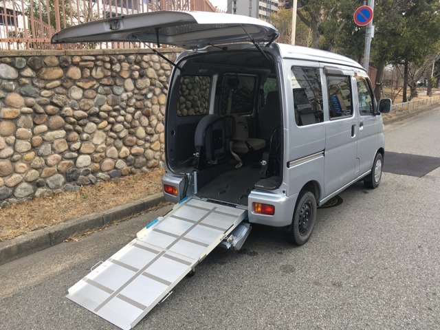 ご希望のお車がヤード保管の場合、店舗まで移動させますので、ご来店・現車確認の際は必ずご一報ください！また、車検やお客様へのご納車で留守の場合、事前連絡がないと対応できません。ご了承ください。