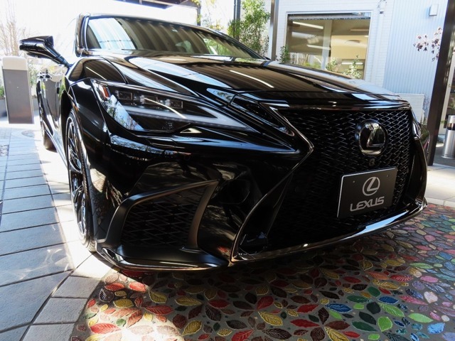 ■新車参照購入価格￥13,850,000-：日本が世界に誇る、最上級型フラッグシップサルーン『LEXUS LSシリーズ』その神々しい存在感に羨望の視線が降り注ぎます。誇らしき ”Made in Japan”を代表する最上級旗艦です。
