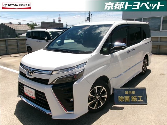 こちらの車両はご成約後に当社指定の新品タイヤ4本に交換いたします。　ホワイトパールのヴォクシー入荷しました。