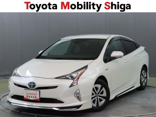 街乗りから旅行まで幅広く活躍できて、燃費の良さが好評の車「プリウス」です。