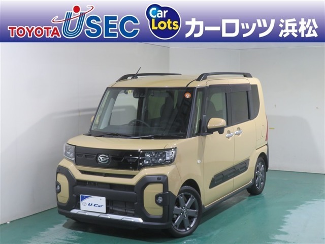 ダイハツの人気車、タント。「ファンクロス」は、タフなデザインのエクステリアやルーフレールなどを装備した、アウトドア志向のグレードです。