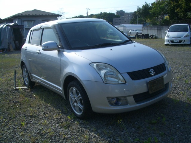 新入庫しました。4WD・5速マニュアル車！！乗りやすいコンパクトで運転もしやすいです。初めてのお車にもどうぞ。