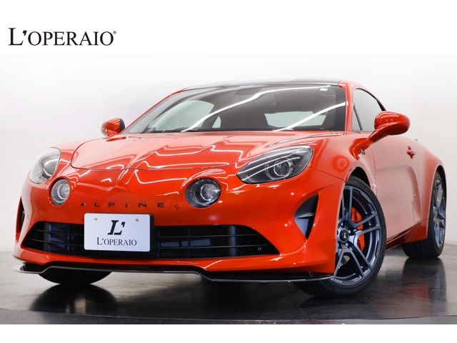 Sは最上級グレードRの次に位置し、サーキットでのパフォーマンスを重視したモデルでございます。オプションでエアロキットが装備されることによりスポーティーさを更に演出しています。
