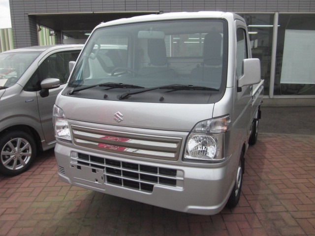 キャリーKCスペシャル新車車両本体価格1.117.600円のお車になります。衝突軽減ブレーキやブラックメッキガーニッシュやメッキハンドル、パワーウインド、キーレスなど便利な機能付きです。