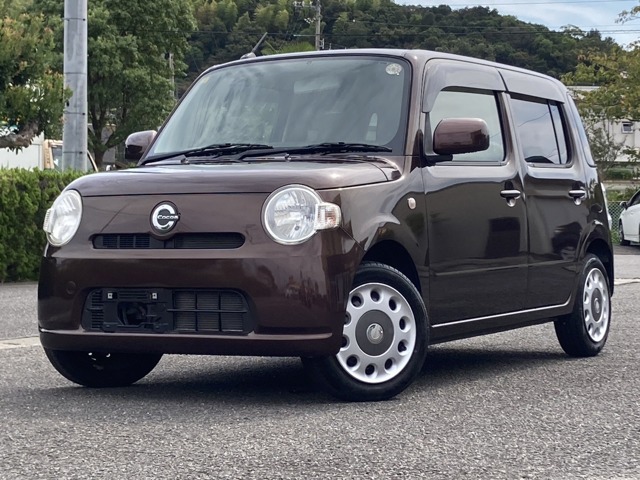 ロイヤルオートのお車をご覧頂き有難う御座います。論田町のロンデンカーシティ内にございます。軽トラからレクサスまでお探しのお車があればお気軽にご相談下さい。
