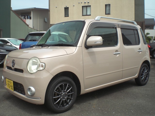 店舗が手狭にて、第2、第3駐車場に保管して有る車両が御座いますので、お越しの際に連絡を頂けますと店舗までの移動が出来ますのでご連絡を頂けますと幸いです。