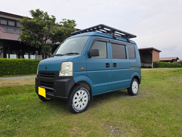 エブリィジョインターボのリフトアップ仕様車です。ターボ車はので軽バンとは思えない加速をしてくれます。燃費は12km/Lほど走ります