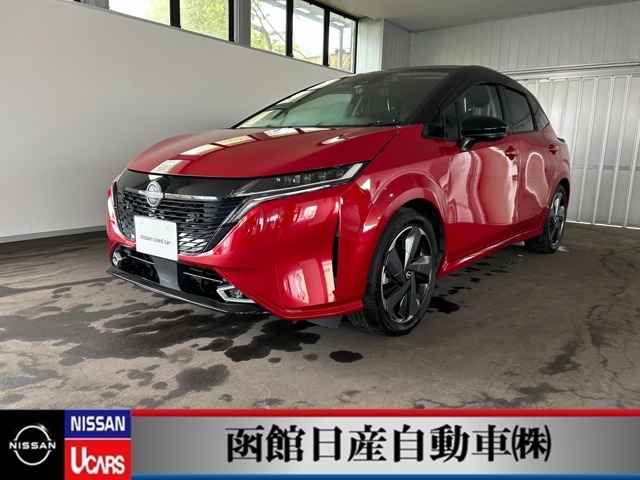 日産「オーラ」明るい運転席回りで見渡しが良いです。
