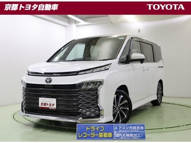 スクエア型の大きく開いたフロントグリルが独創的なフロントマスク。リヤガラスは大きく、迫力あるリヤスタイルの【ヴォクシー】。 先鋭的で独創的な外観と広い室内空間が人気の車です。この車は車検整備付きです。