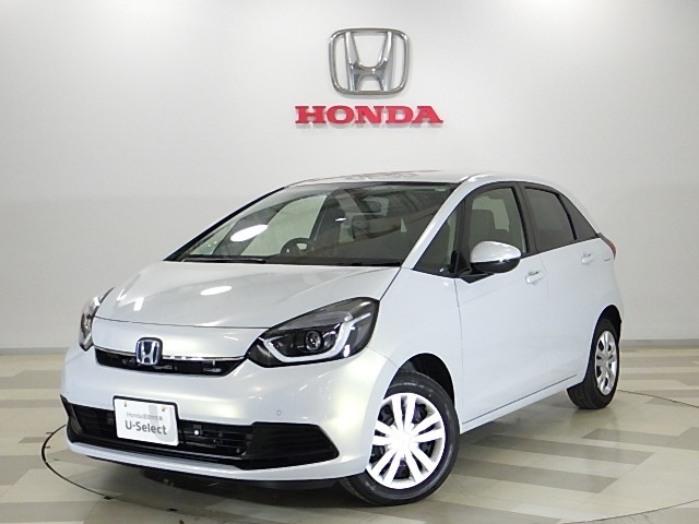 コンパクトだけど中は広い、使い勝手の良いFitです。Honda SENSINGが装備されたe: HEVホームで、低燃費かつ安心快適なカーライフはいかがですか？ご試乗お待ちしております！