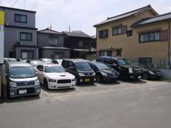 少し離れた駐車場もございます。広告には載っていない車両もございます。