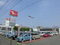 明るいショールームでゆっくり車を選べます！！
