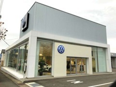 ショールームは、VWが全世界で展開しているコーポレートデザイン「モジュラーコンセプト」に基づき設計されています。