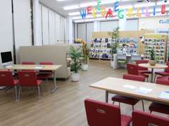 明るい店内で、お探しのお車を一緒にお探します！