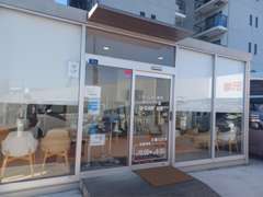 柔らかな日射しが差し込むあたたかい印象の店内です♪