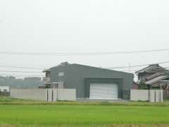敷地320坪に建つ店舗は100坪のスペース。敷地内に大駐車場も完備。のどかなロケーションの中にあるショップです。