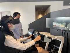 VRシュミレーターを2台用意しており、新車と中古車の試乗、安全機能が体験できます。