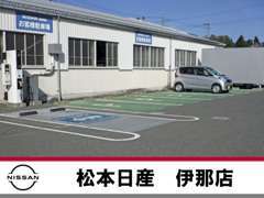 駐車場は広々設計。ショールーム入り口前にはお身体のご不自由な方専用のスペースもございますので、ご安心ください！