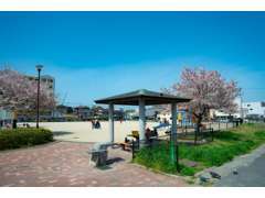 お店の裏に公園があります！お子様連れでもお気軽にどうぞ！