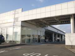 併設のサービス工場で、車検、点検、修理に対応いたします。