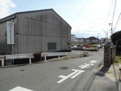 松山空港方面（22号線）からお越しの際は信号を曲がってすぐ右側の消火栓看板横の倉庫一番奥です♪