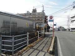 伊予鉄蒲田駅方面（190号線）からお越しの際は、左側倉庫角の消火栓看板を左折して下さい。左側倉庫建物の一番奥です♪