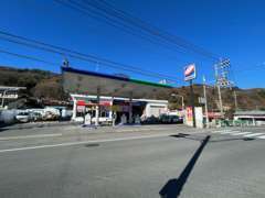国道52号沿いの飯富橋西詰信号にあります！