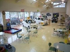 太陽の光が沢山入る広い店内。吹き抜け天井が開放的な空間を演出