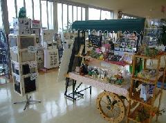 クルマ以外の商品も沢山展示しています。