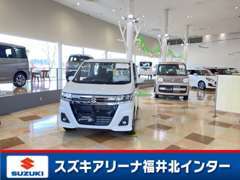明るく開放感のあるひろーい店内♪