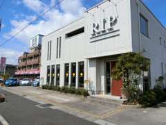 白い建物と「RIP」の看板が目印です。