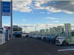 展示場の様子です♪様々なラインナップの中古車を取り揃えております。お買い物がてら気軽にお立ち寄りください^ ^