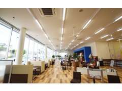 全面ガラス張りの明るく、広々としたショールームです♪