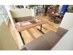 ソファータイプの商談テーブルもございます♪