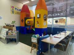 広々キッズスペースがございます♪親御さんがお子さんすぐ近くで見守れるよう、付近に椅子と机をご用意しております^ ^