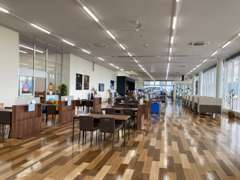 店内の様子です♪太陽の光が差し込む明るい空間でみなさまをお迎えします！
