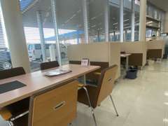 店内の様子です♪大きな窓から太陽の光が差し込む明るい店内です！コンセントやフリーWi-Fiのご用意がございます◎