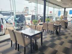 店内ではお客様に快適にお過ごし頂けるような空間づくりを心がけております。御用の際には近くのスタッフにお声がけください！