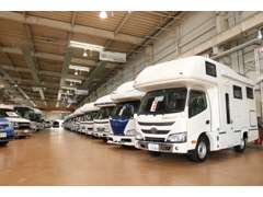 日本最大級の自動車総合施設と屋内展示場を兼ね揃えているのが、フジカーズジャパン広島店です♪目印は大和工業団地エリア♪