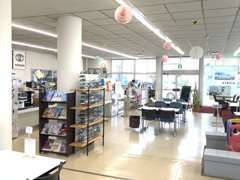 自然光を取り込んだ明るい店内でお客様のご要望をゆっくりとお聞かせください。在庫に無いお車もご相談下さいね★