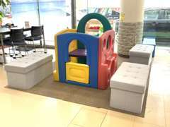 キッズスペースもご用意してあります。他店内にはおむつ交換台もございますので、小さなお子様連れのお客様もご安心ください！