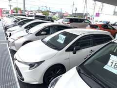 広々とした展示場には常時人気のおクルマが揃っております！軽～ハイブリッドまでお客様のご要望にお応えいたします。